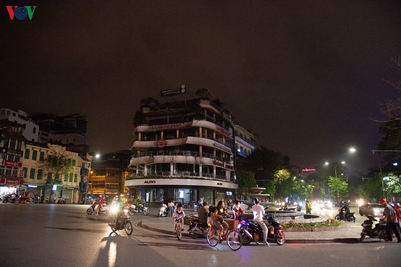 ha noi dang chong lay lan dich covid-19, nhieu nguoi van thich ra duong choi hinh 1