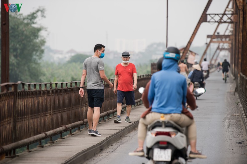 ngay thu 11 cach ly xa hoi: nhieu nguoi ha noi van chu quan ngoai duong hinh 14