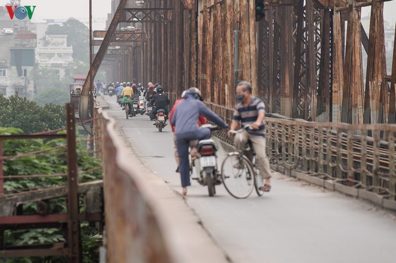 ngay thu 11 cach ly xa hoi: nhieu nguoi ha noi van chu quan ngoai duong hinh 13