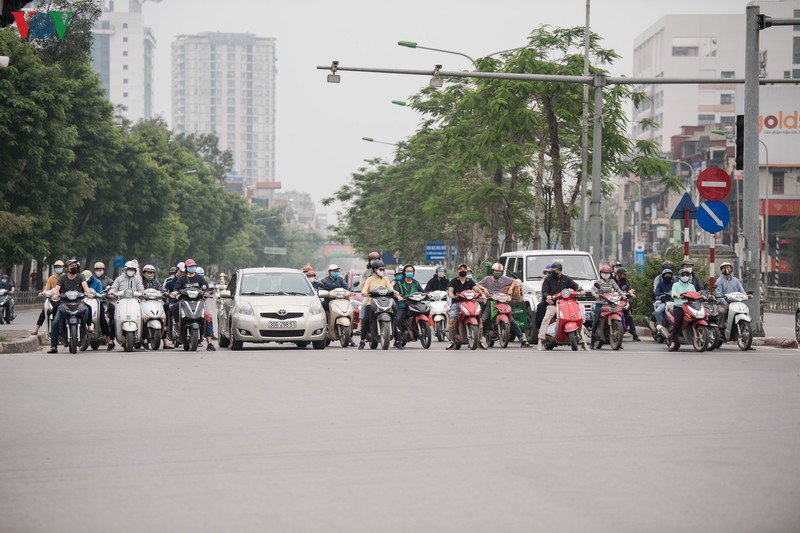 ngay thu 11 cach ly xa hoi: nhieu nguoi ha noi van chu quan ngoai duong hinh 1