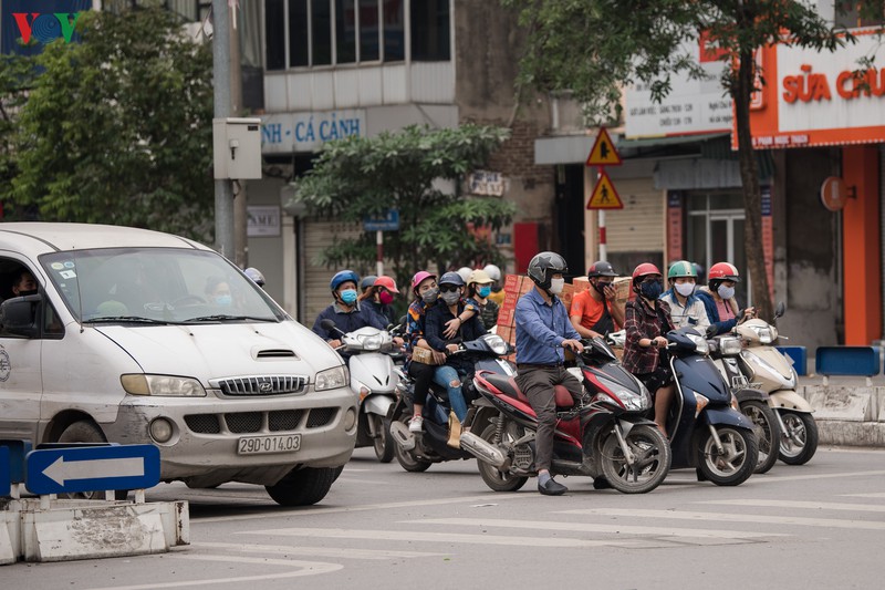 ngay thu 11 cach ly xa hoi: nhieu nguoi ha noi van chu quan ngoai duong hinh 2