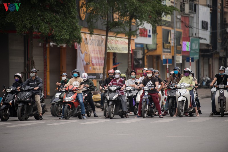 ngay thu 11 cach ly xa hoi: nhieu nguoi ha noi van chu quan ngoai duong hinh 3
