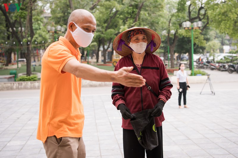 anh: "may atm" cho nguoi ngheo "rut" gao bang chan o ha noi  hinh 9