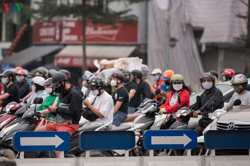 ngay thu 11 cach ly xa hoi: nhieu nguoi ha noi van chu quan ngoai duong hinh 4