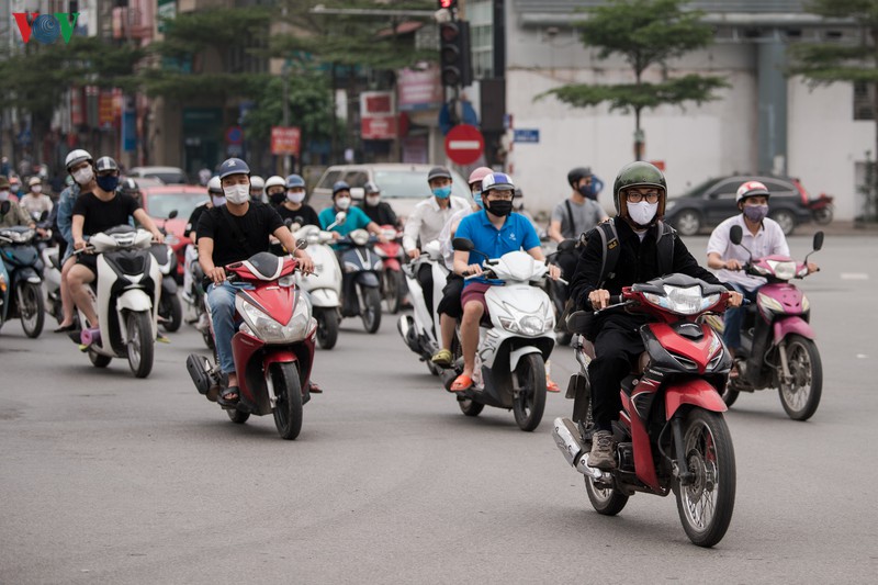 ngay thu 11 cach ly xa hoi: nhieu nguoi ha noi van chu quan ngoai duong hinh 5
