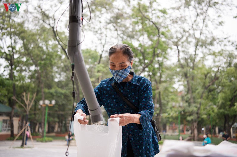anh: "may atm" cho nguoi ngheo "rut" gao bang chan o ha noi  hinh 15