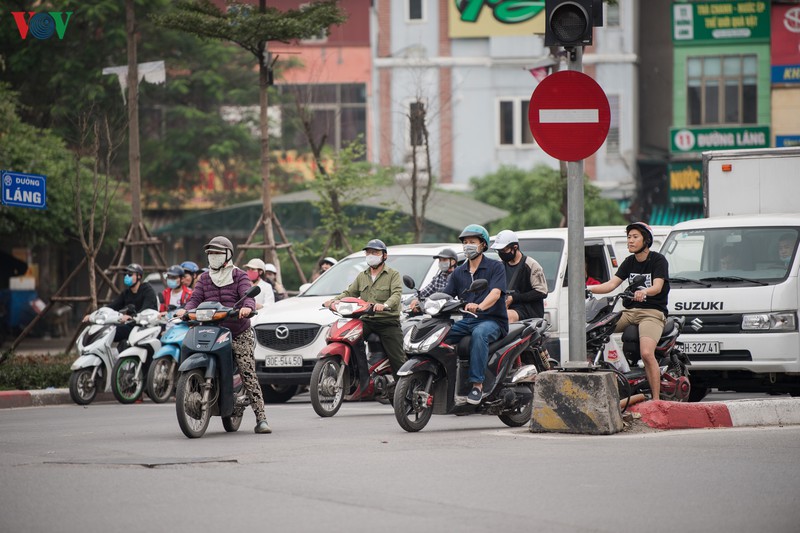 ngay thu 11 cach ly xa hoi: nhieu nguoi ha noi van chu quan ngoai duong hinh 6