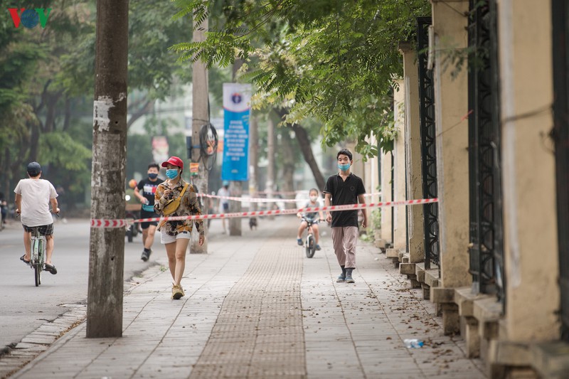 ngay thu 11 cach ly xa hoi: nhieu nguoi ha noi van chu quan ngoai duong hinh 20