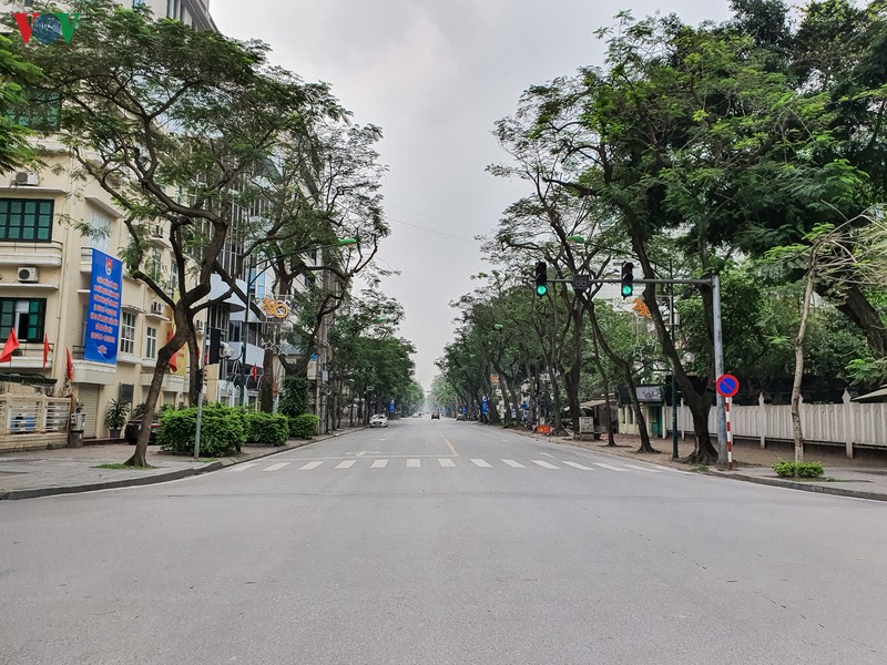 ngay thu 11 cach ly xa hoi: nhieu nguoi ha noi van chu quan ngoai duong hinh 16