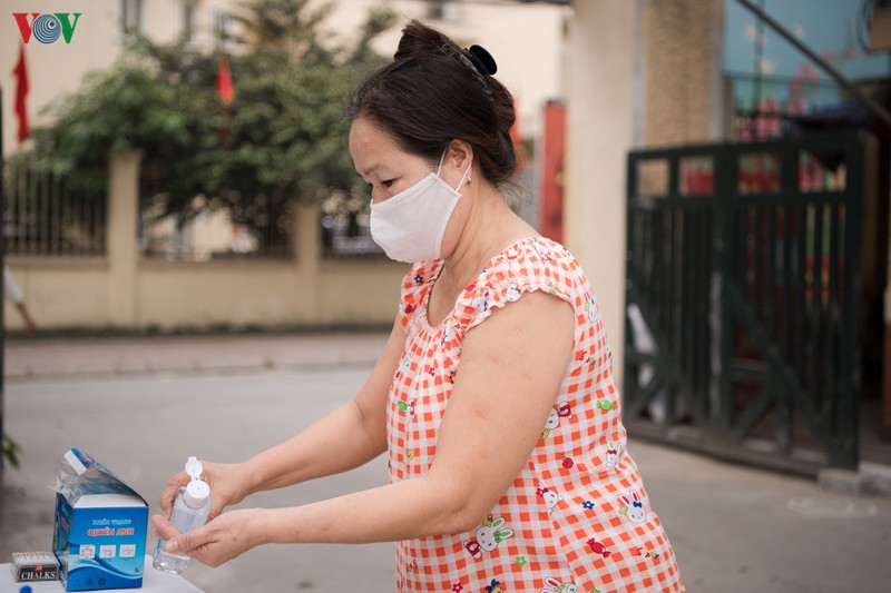 anh: "may atm" cho nguoi ngheo "rut" gao bang chan o ha noi  hinh 6