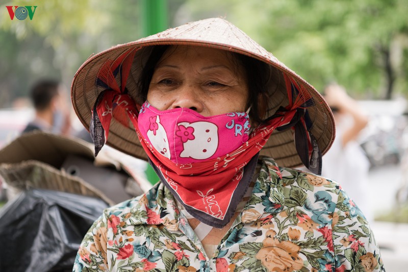 anh: "may atm" cho nguoi ngheo "rut" gao bang chan o ha noi  hinh 19