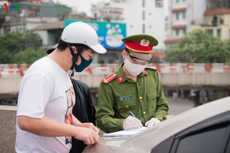 ngay thu 11 cach ly xa hoi: nhieu nguoi ha noi van chu quan ngoai duong hinh 12