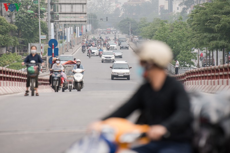 ngay thu 11 cach ly xa hoi: nhieu nguoi ha noi van chu quan ngoai duong hinh 9