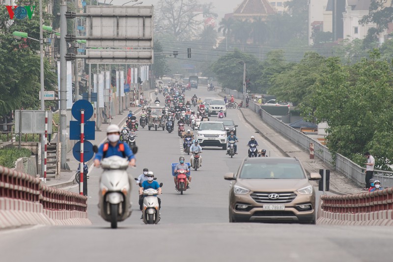 ngay thu 11 cach ly xa hoi: nhieu nguoi ha noi van chu quan ngoai duong hinh 7