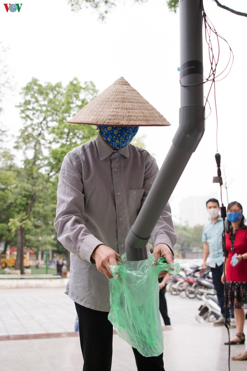 anh: "may atm" cho nguoi ngheo "rut" gao bang chan o ha noi  hinh 11