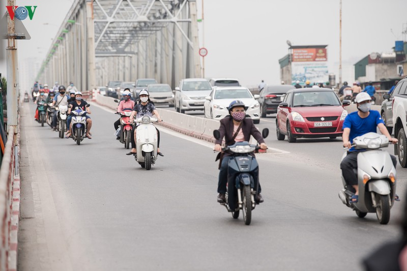 ngay thu 11 cach ly xa hoi: nhieu nguoi ha noi van chu quan ngoai duong hinh 8