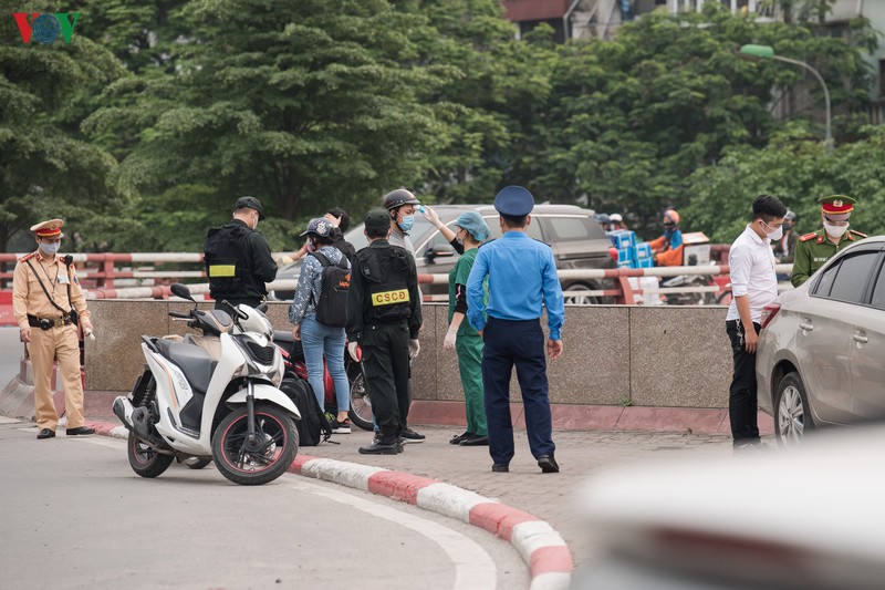 ngay thu 11 cach ly xa hoi: nhieu nguoi ha noi van chu quan ngoai duong hinh 10