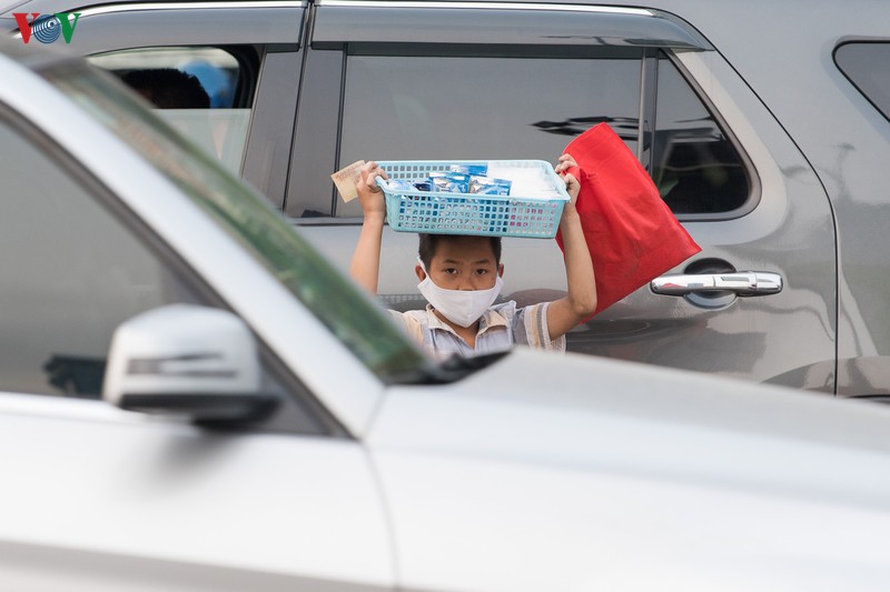 ngay thu 11 cach ly xa hoi: nhieu nguoi ha noi van chu quan ngoai duong hinh 19