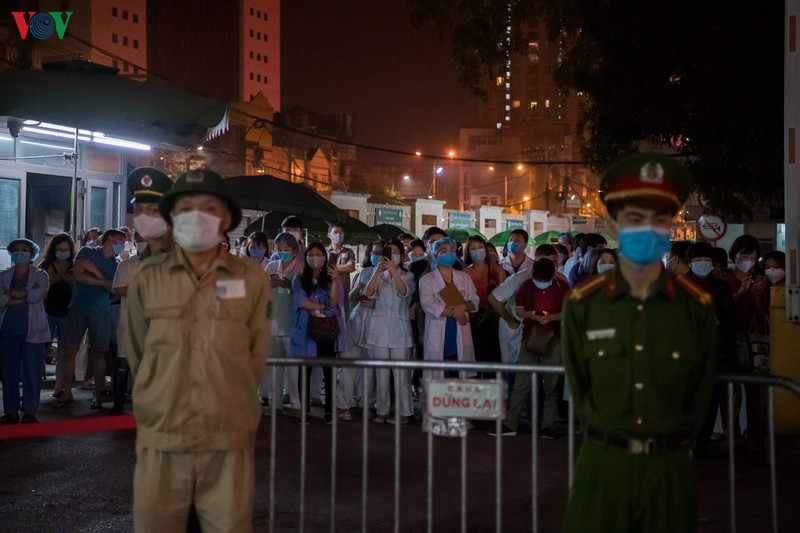 benh vien bach mai do bo hang rao cach ly, y bac si vo oa hanh phuc hinh 7