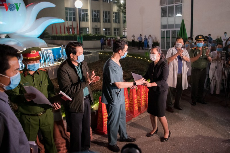 benh vien bach mai do bo hang rao cach ly, y bac si vo oa hanh phuc hinh 9