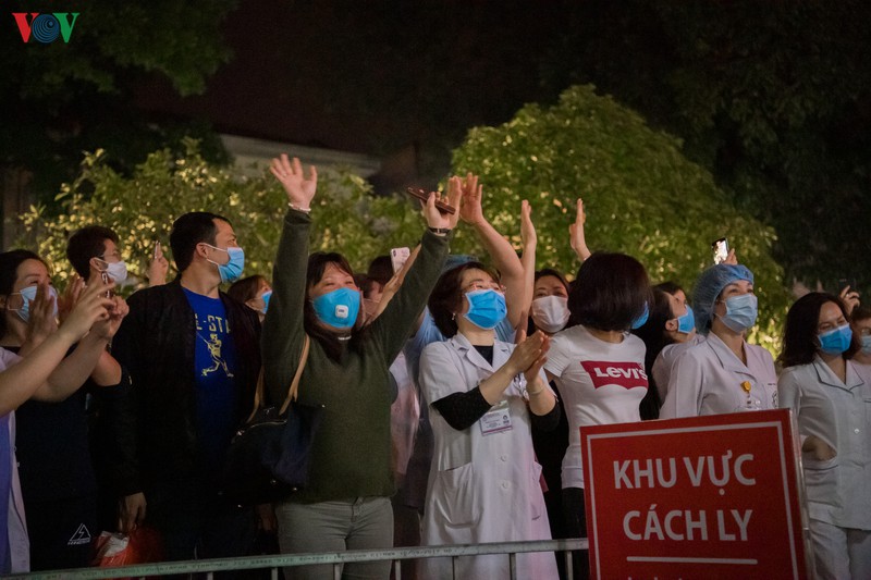 benh vien bach mai do bo hang rao cach ly, y bac si vo oa hanh phuc hinh 10