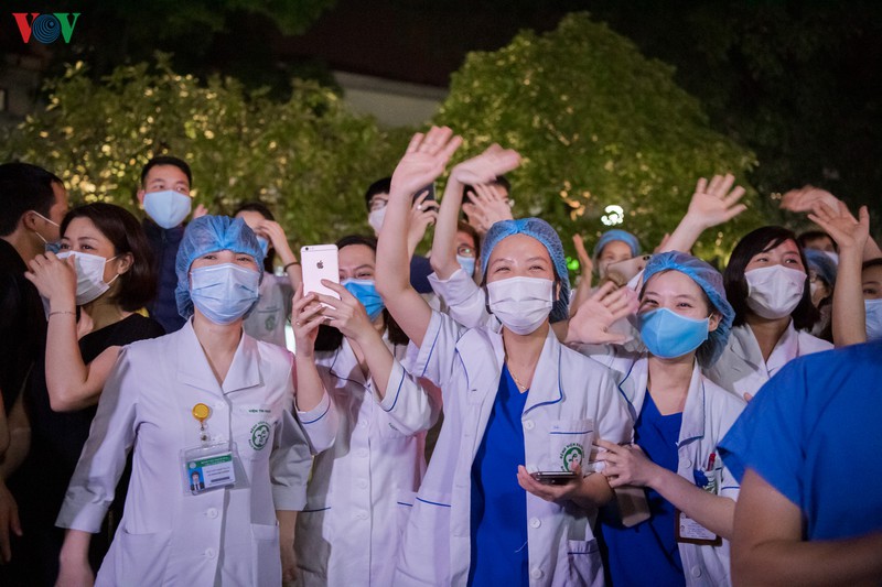 benh vien bach mai do bo hang rao cach ly, y bac si vo oa hanh phuc hinh 12
