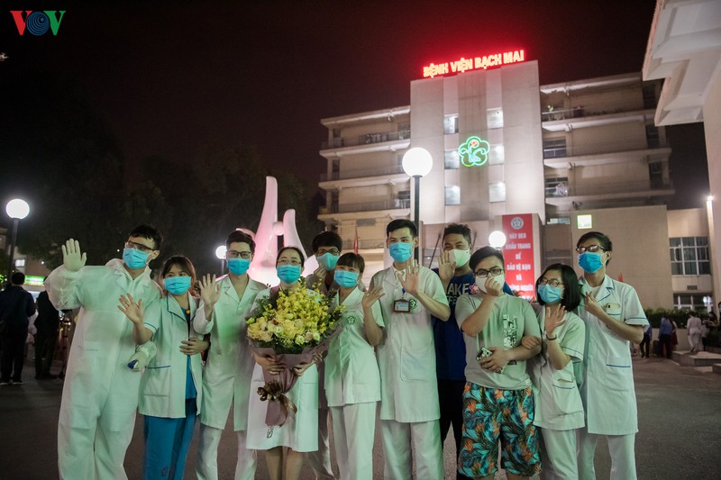 benh vien bach mai do bo hang rao cach ly, y bac si vo oa hanh phuc hinh 20