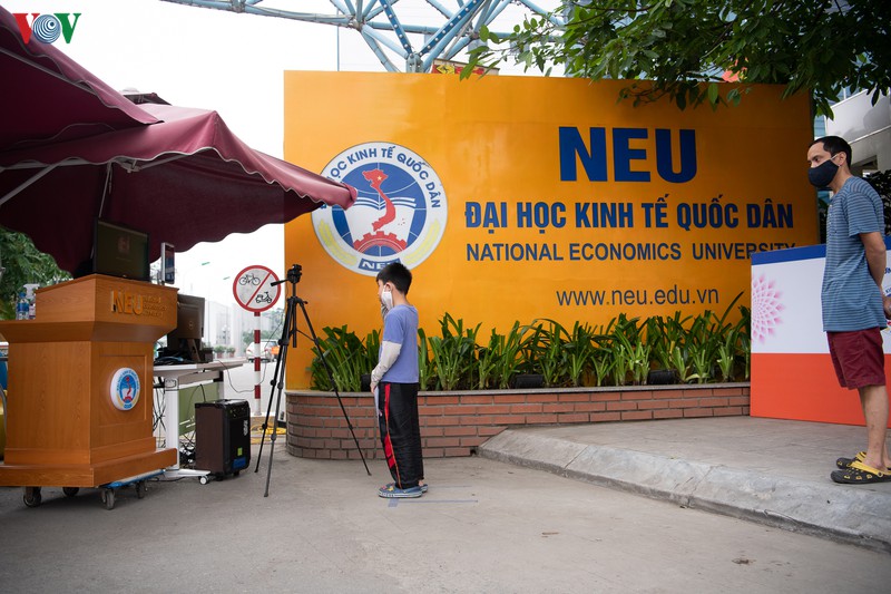 anh: nguoi dan nhan gao mien phi bang...cong nghe nhan dien khuon mat hinh 4