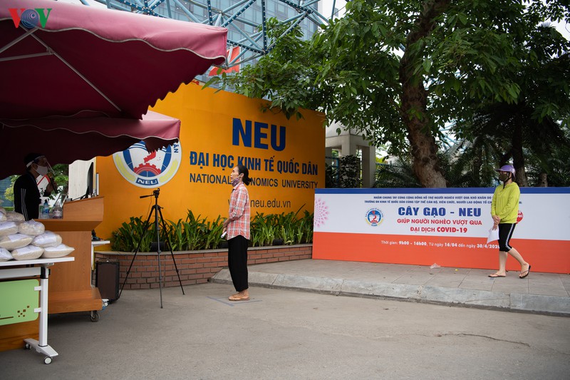anh: nguoi dan nhan gao mien phi bang...cong nghe nhan dien khuon mat hinh 2