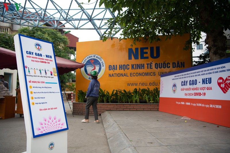 anh: nguoi dan nhan gao mien phi bang...cong nghe nhan dien khuon mat hinh 1