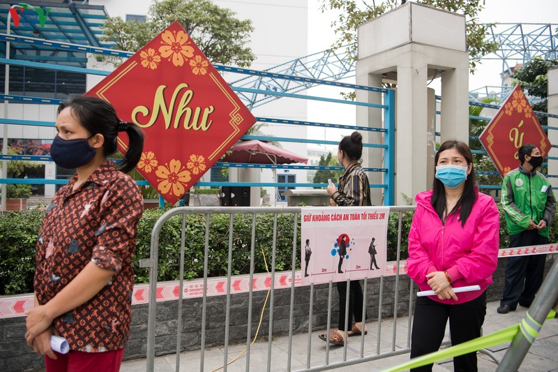 anh: nguoi dan nhan gao mien phi bang...cong nghe nhan dien khuon mat hinh 10