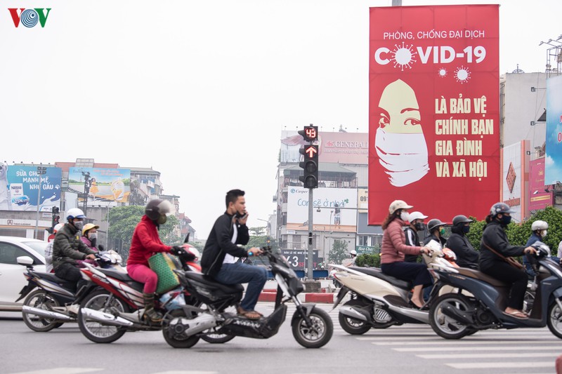 ha noi tiep tuc cach ly xa hoi, nguoi ra duong van con dong hinh 1
