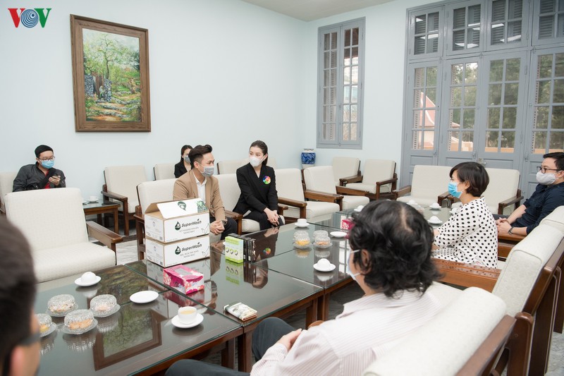 huyen my ung ho 2.000 chai gel rua tay, xit khang khuan chong dich covid-19 hinh 8