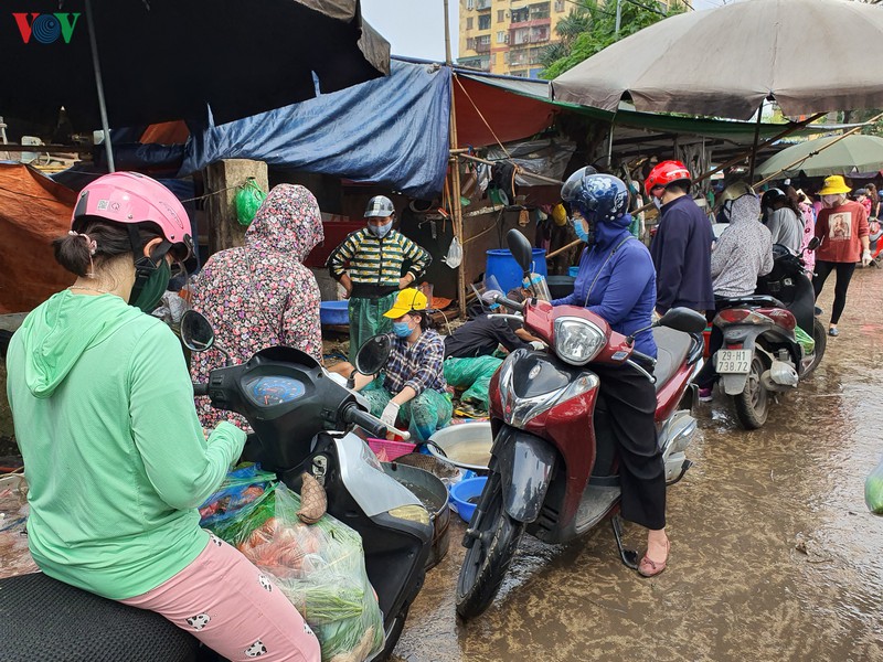 chong dich covid-19: cho dau moi phia nam ha noi van dong duc trong ngay cuoi tuan  hinh 10