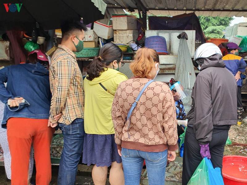 chong dich covid-19: cho dau moi phia nam ha noi van dong duc trong ngay cuoi tuan  hinh 9