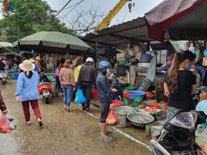 chong dich covid-19: cho dau moi phia nam ha noi van dong duc trong ngay cuoi tuan  hinh 11