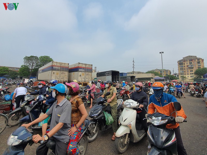 chong dich covid-19: cho dau moi phia nam ha noi van dong duc trong ngay cuoi tuan  hinh 1