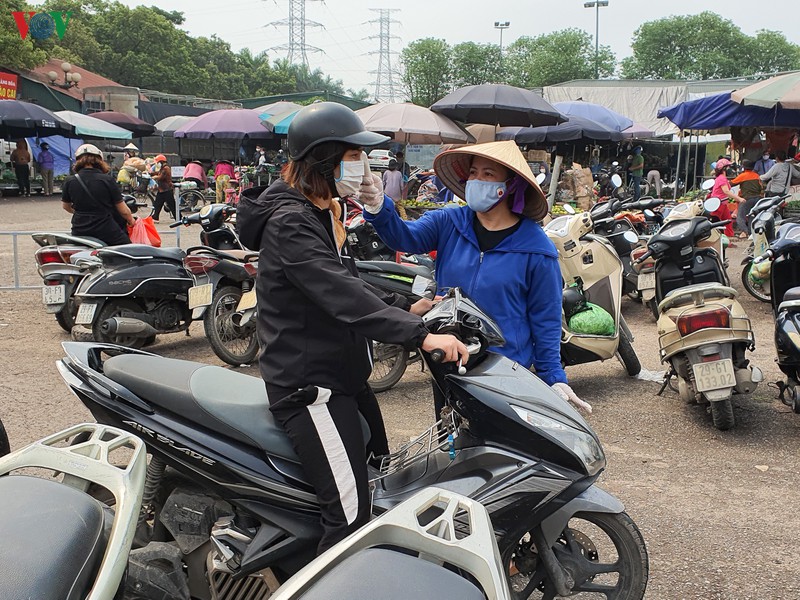 chong dich covid-19: cho dau moi phia nam ha noi van dong duc trong ngay cuoi tuan  hinh 3