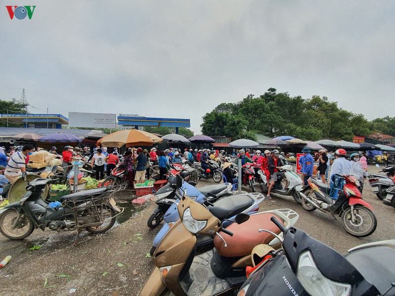 chong dich covid-19: cho dau moi phia nam ha noi van dong duc trong ngay cuoi tuan  hinh 2