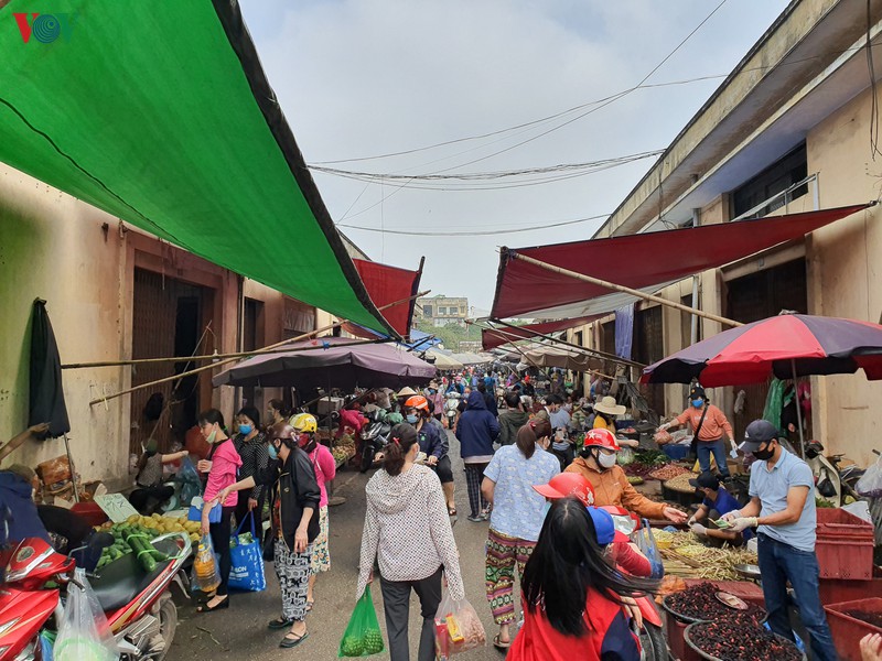 chong dich covid-19: cho dau moi phia nam ha noi van dong duc trong ngay cuoi tuan  hinh 6