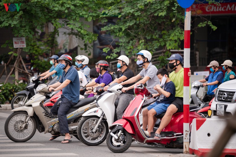 anh: nhieu nguoi ra duong "quen" ha noi van dang cach ly xa hoi hinh 7