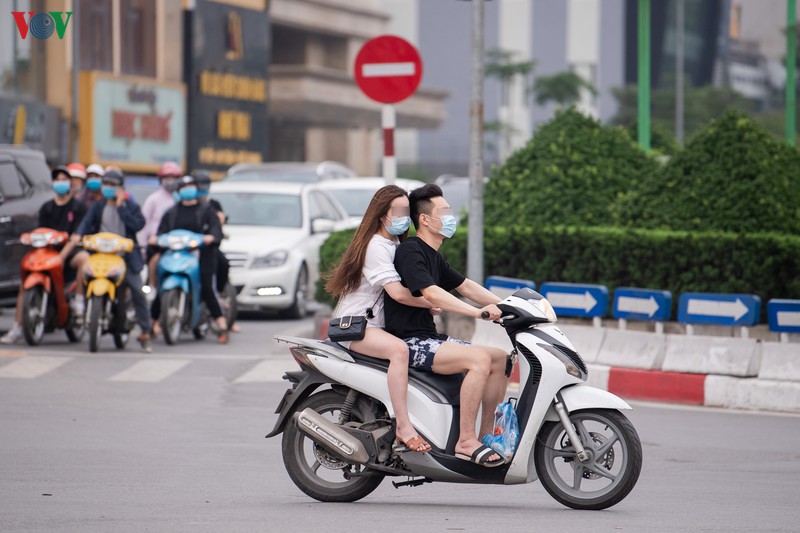 anh: nhieu nguoi ra duong "quen" ha noi van dang cach ly xa hoi hinh 16