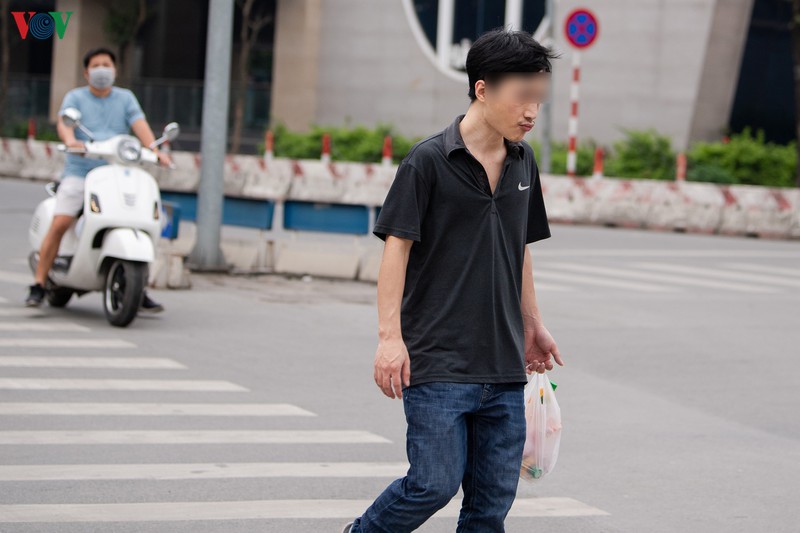 anh: nhieu nguoi ra duong "quen" ha noi van dang cach ly xa hoi hinh 9