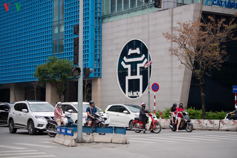 anh: nhieu nguoi ra duong "quen" ha noi van dang cach ly xa hoi hinh 5