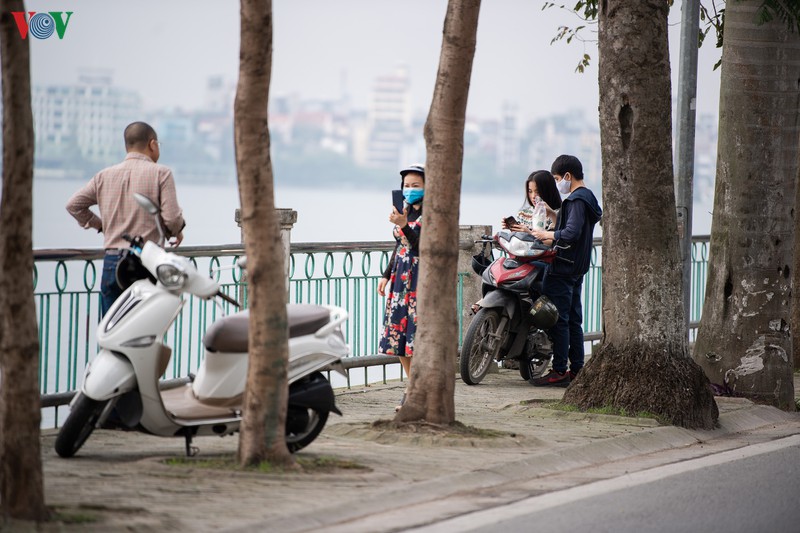 anh: nhieu nguoi ra duong "quen" ha noi van dang cach ly xa hoi hinh 2