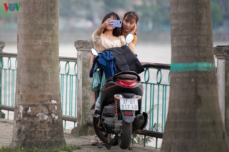 anh: nhieu nguoi ra duong "quen" ha noi van dang cach ly xa hoi hinh 3