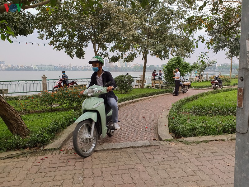 anh: nhieu nguoi ra duong "quen" ha noi van dang cach ly xa hoi hinh 4