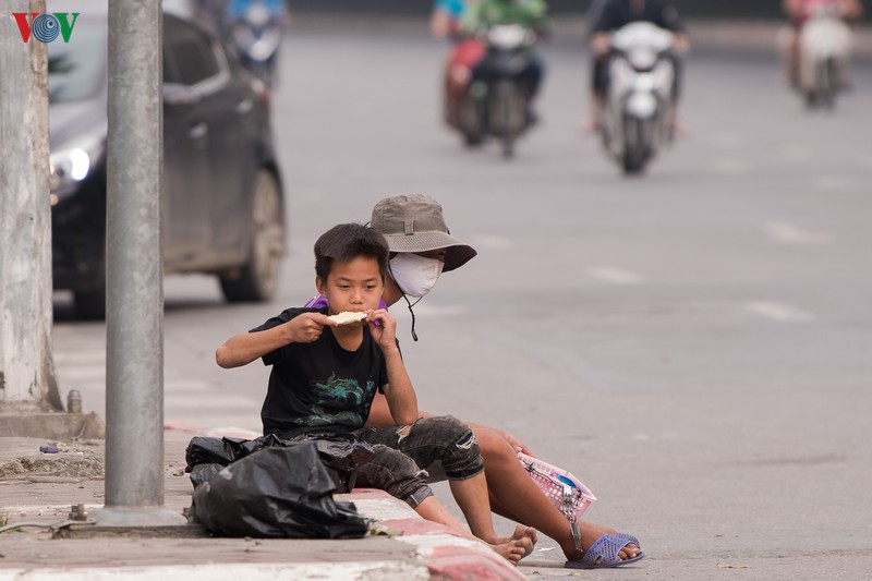 anh: nhieu nguoi ra duong "quen" ha noi van dang cach ly xa hoi hinh 15