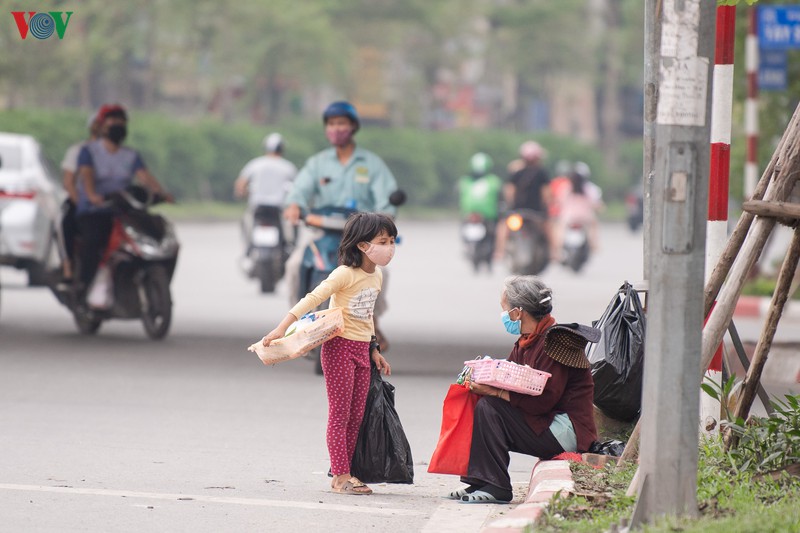 anh: nhieu nguoi ra duong "quen" ha noi van dang cach ly xa hoi hinh 14