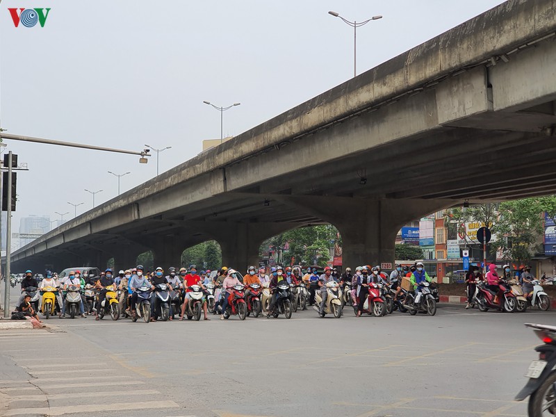 anh: nhieu nguoi ra duong "quen" ha noi van dang cach ly xa hoi hinh 6